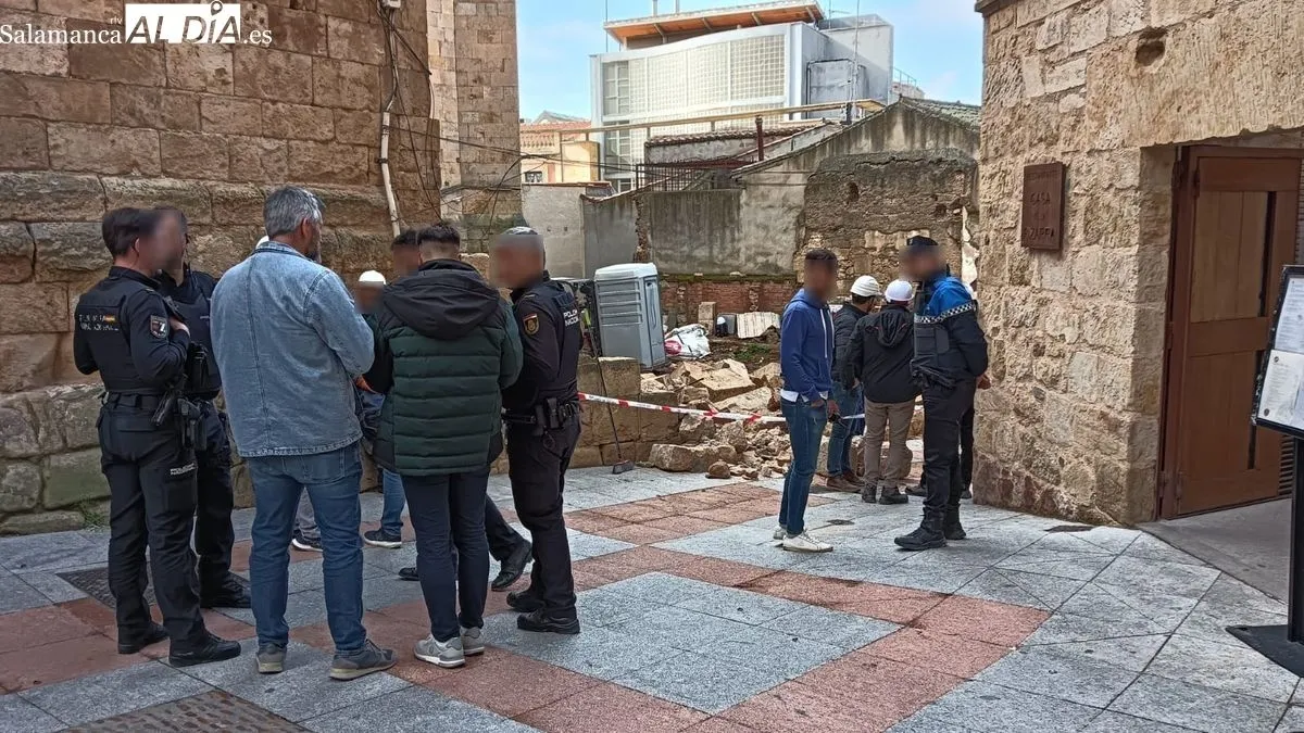 Efectos y despliegue de medios tras el derribo del muro en la calle Tentenecio. Foto de Toni Sánchez