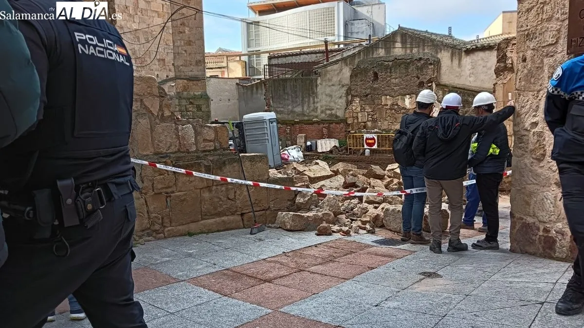 Efectos y despliegue de medios tras el derribo del muro en la calle Tentenecio. Foto de Toni Sánchez