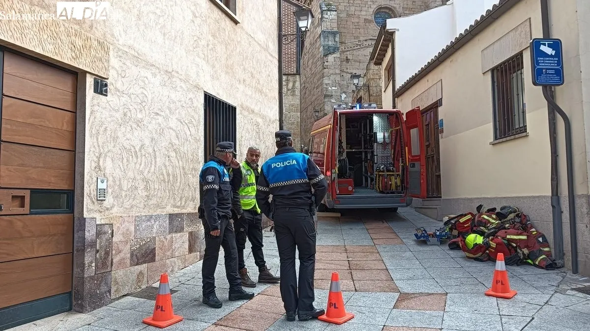 Intervención de Bomberos y Policía Local tras el derribo del muro en la calle Tentenecio. Foto de Toni Sánchez