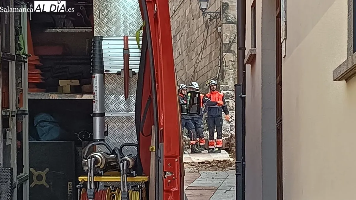 Intervención de Bomberos y Policía Local tras el derribo del muro en la calle Tentenecio. Foto de Toni Sánchez