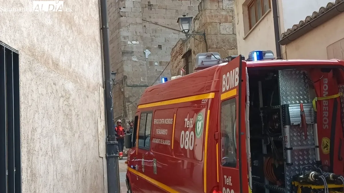 Intervención de Bomberos y Policía Local tras el derribo del muro en la calle Tentenecio. Foto de Toni Sánchez
