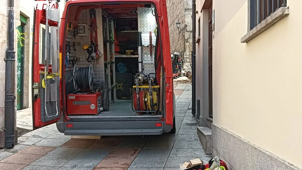 Intervención de Bomberos y Policía Local tras el derribo del muro en la calle Tentenecio. Foto de Toni Sánchez