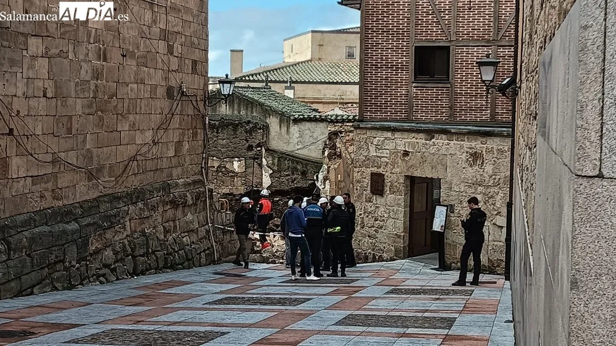 Despliegue de los servicios de emergencias tras el derribo del muro de la calle Tentenecio. Foto de Toni Sánchez