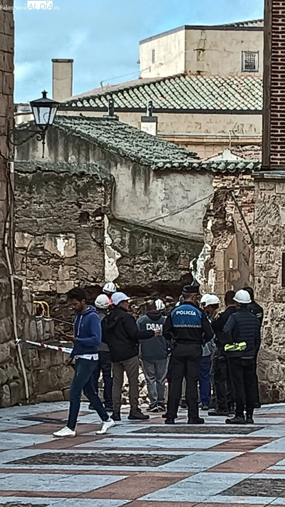 Despliegue de los servicios de emergencias tras el derribo del muro de la calle Tentenecio. Foto de Toni Sánchez