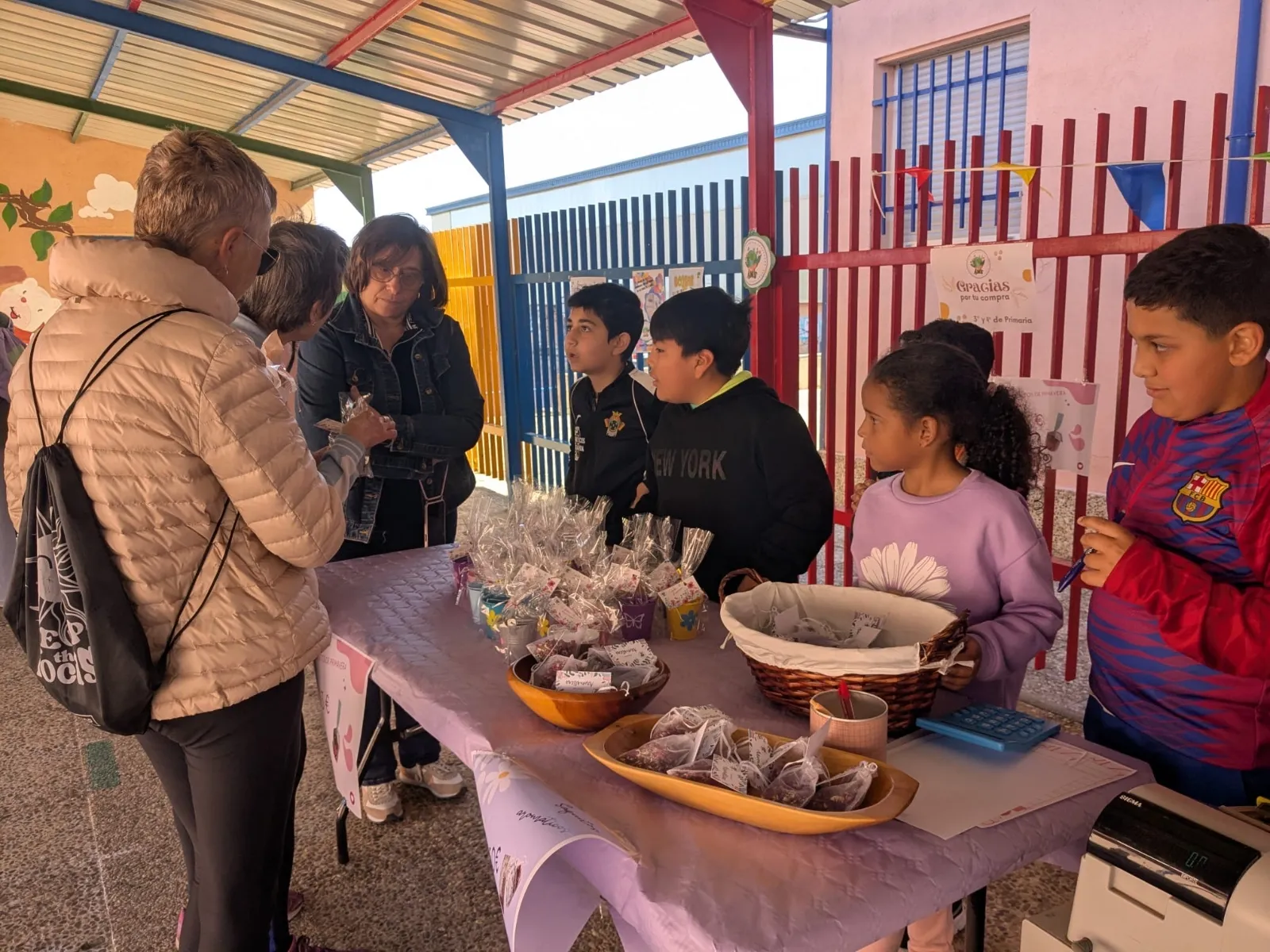 Foto 8 - El mercadillo del Severiano Montero &laquo;arrasa&raquo; en creatividad y apoyo vecinal en su estreno