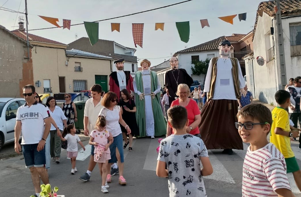 Los gigantes de Villoruela llevan a sus calles historia y diversión para grandes y pequeños
