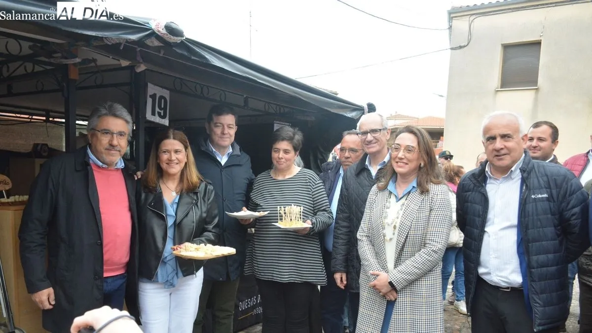 Foto 8 - Ma&ntilde;ueco inaugura en Hinojosa la Feria del Queso, y avanza 15.000 euros de ayuda m&iacute;nima para emprendedores en la Raya