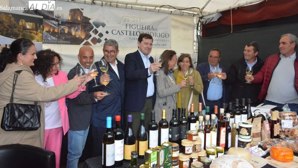 Foto 7 - Ma&ntilde;ueco inaugura en Hinojosa la Feria del Queso, y avanza 15.000 euros de ayuda m&iacute;nima para emprendedores en la Raya