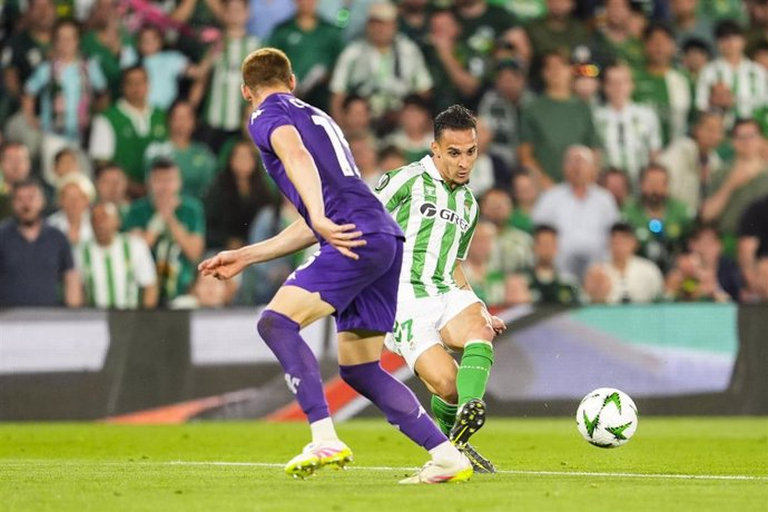 La fumata verdiblanca en Florencia vale por una final en la Conference League (2-2)