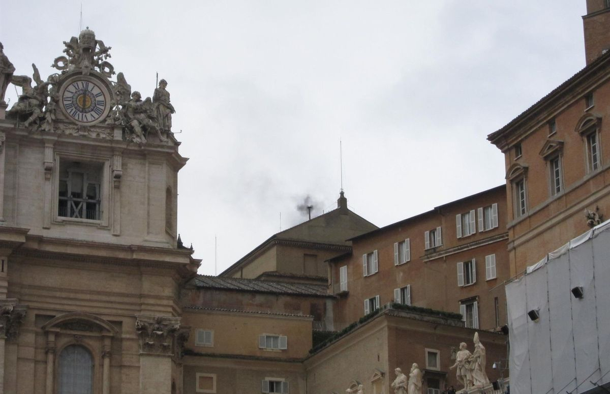 La primera fumata es negra: no hay nuevo papa