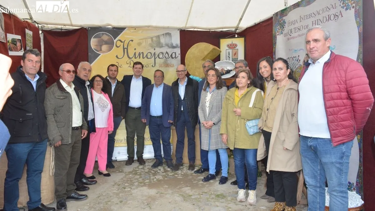 Foto 6 - Ma&ntilde;ueco inaugura en Hinojosa la Feria del Queso, y avanza 15.000 euros de ayuda m&iacute;nima para emprendedores en la Raya