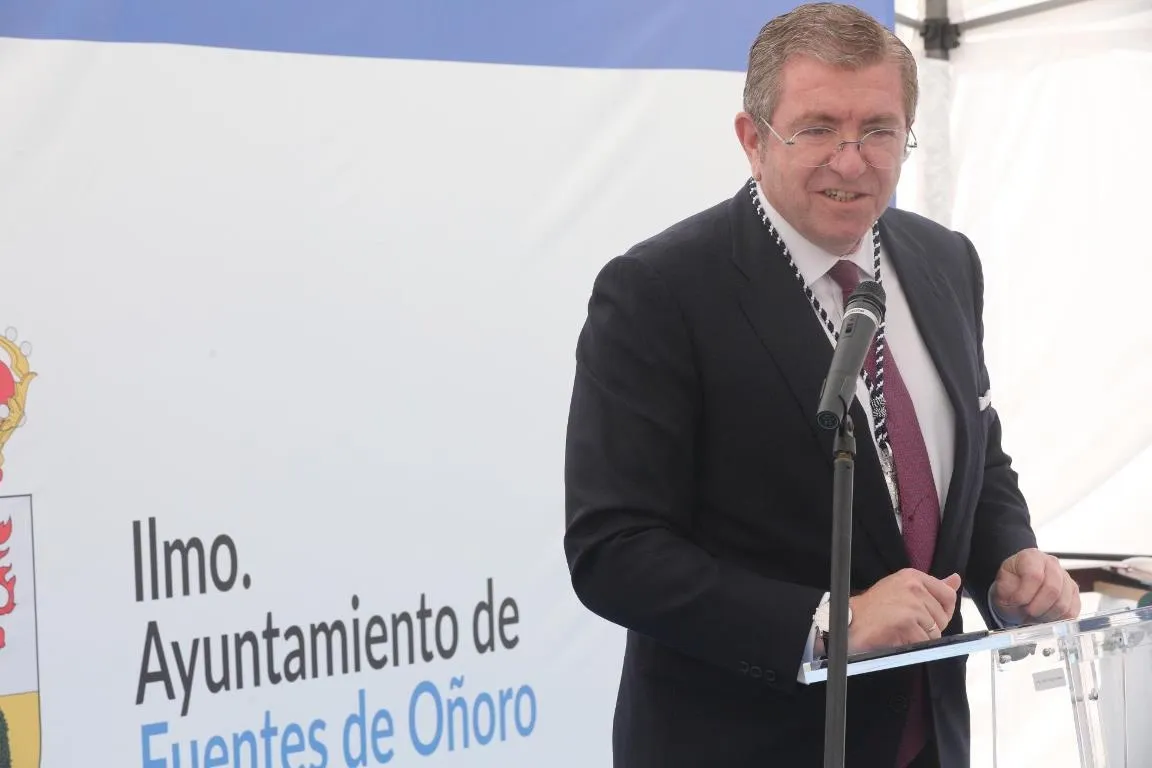 Foto 6 - Isidoro J. Alan&iacute;s recibe el t&iacute;tulo de Hijo Predilecto de Fuentes de O&ntilde;oro