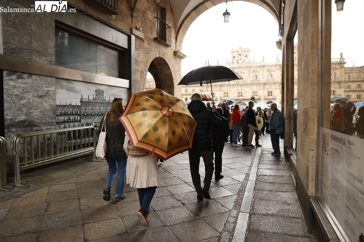 Viandantes con paraguas este viernes en Salamanca. Foto de David Sañudo