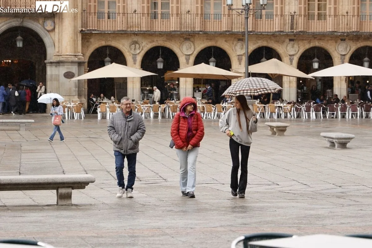 Viandantes con paraguas este viernes en Salamanca. Foto de David Sañudo