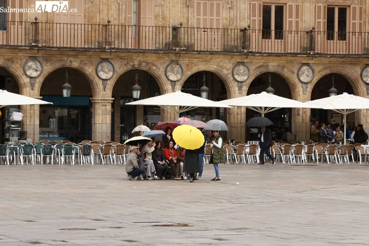 Viandantes con paraguas este viernes en Salamanca. Foto de David Sañudo