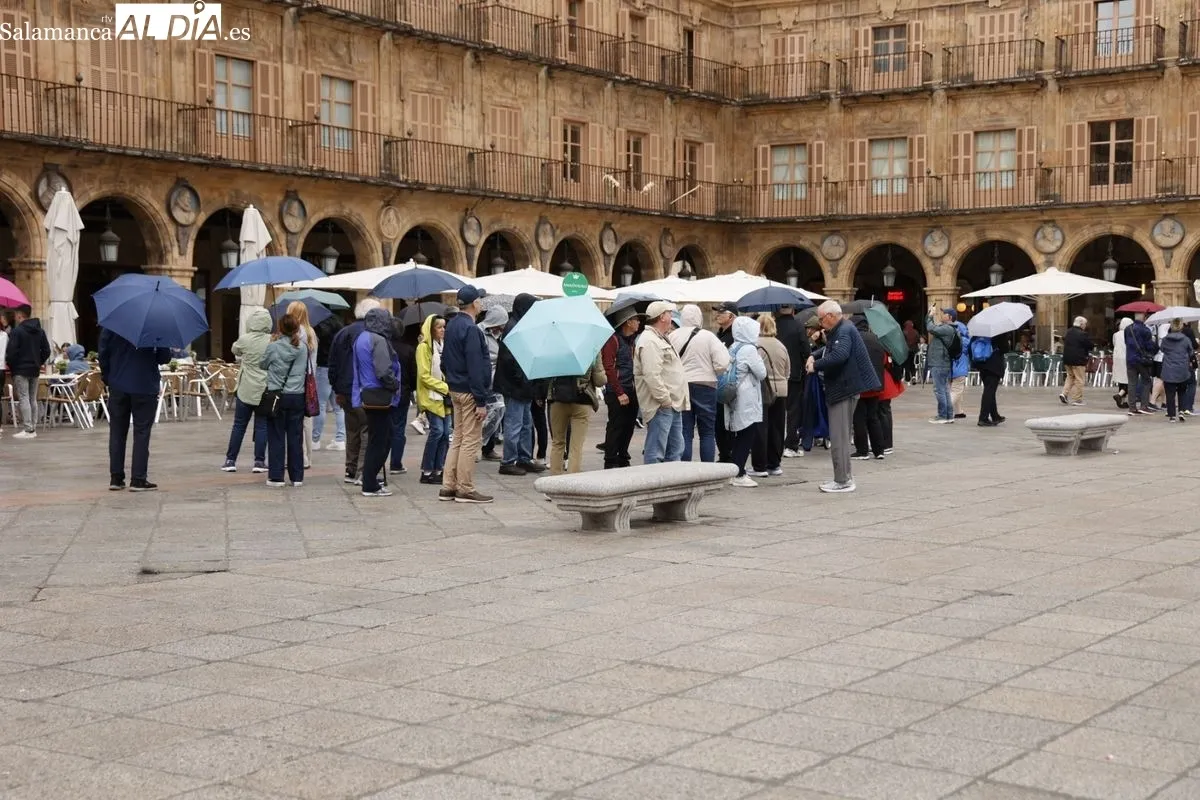 Viandantes con paraguas este viernes en Salamanca. Foto de David Sañudo