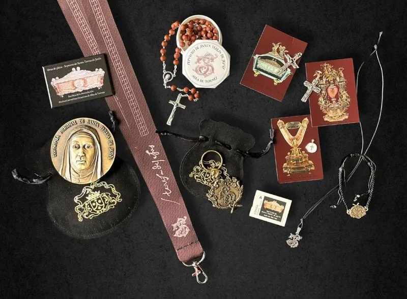 Foto 5 - La devoci&oacute;n por Santa Teresa impulsa la venta de recuerdos &uacute;nicos entre los peregrinos 