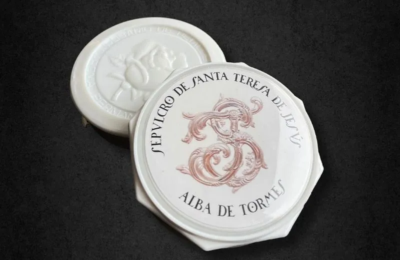 Foto 4 - La devoci&oacute;n por Santa Teresa impulsa la venta de recuerdos &uacute;nicos entre los peregrinos 