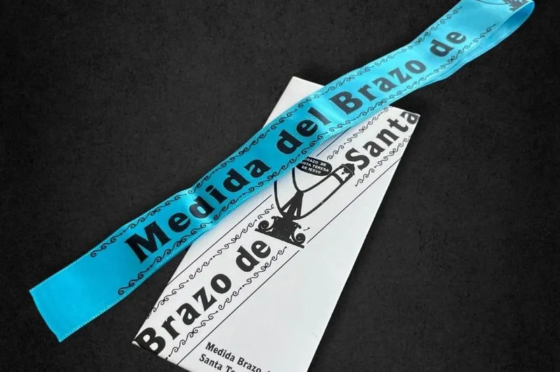 Foto 3 - La devoci&oacute;n por Santa Teresa impulsa la venta de recuerdos &uacute;nicos entre los peregrinos 