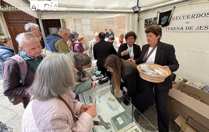 Peregrinos de toda Europa buscan recuerdos de Santa Teresa en Alba