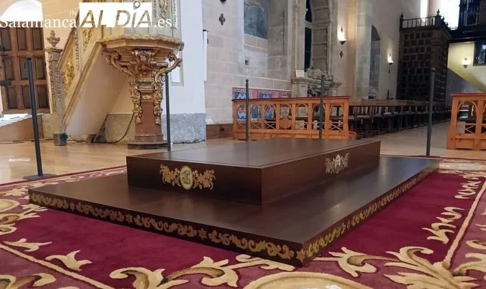 Foto 4 - Una peana cargada de significado y de gran belleza para la veneraci&oacute;n del cuerpo de Santa Teresa