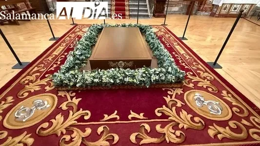 Foto 3 - Una peana cargada de significado y de gran belleza para la veneraci&oacute;n del cuerpo de Santa Teresa