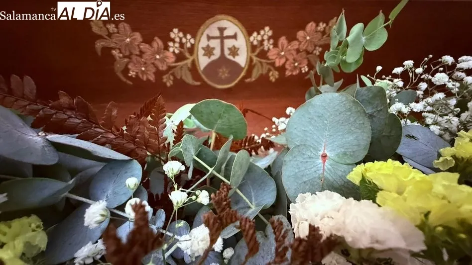 Foto 2 - Una peana cargada de significado y de gran belleza para la veneraci&oacute;n del cuerpo de Santa Teresa