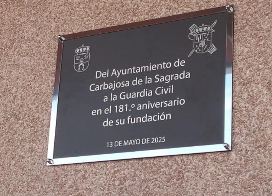 Foto 2 - Carbajosa muestra su reconocimiento a la Guardia Civil con una placa en la fachada del Ayuntamiento