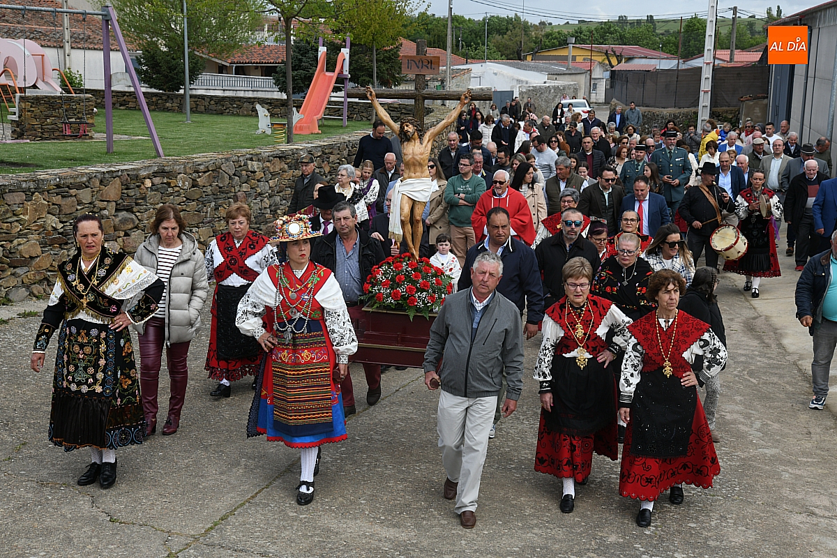 Devoción y participación procesión Santa Cruz  Saelices el Chico