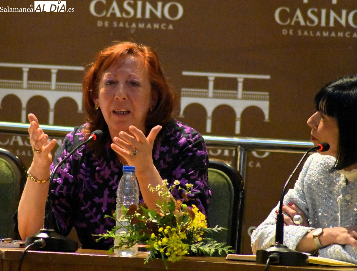 Éxito de público la presentación del libro de Natividad Cabezas Un regalo bajo el burka