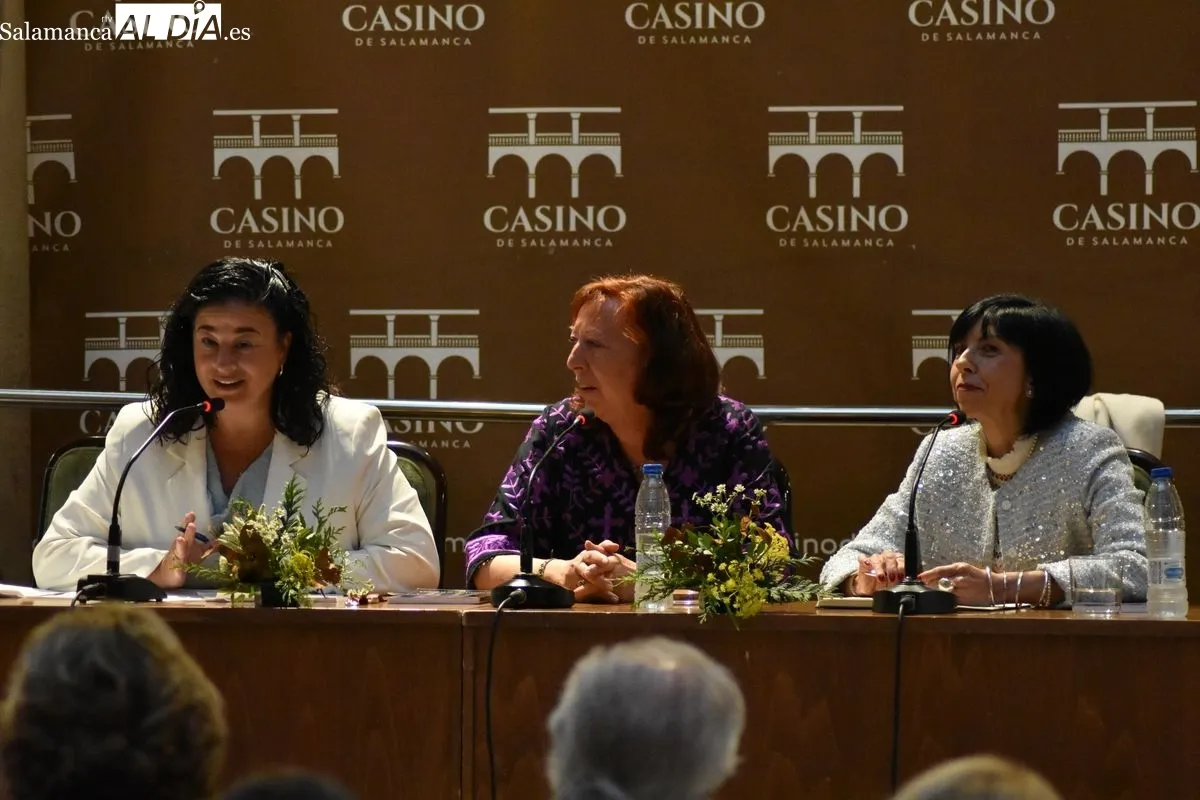 Presentación en el Casino de Salamanca del libro de Natividad Cabezas “Un regalo bajo el burka”. Foto de Fernando Sánchez Gómez