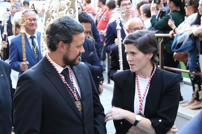 Foto 18 - Santa Teresa camina entre una marea de fieles: procesi&oacute;n de r&eacute;cord y sentimientos a flor de piel en Alba 