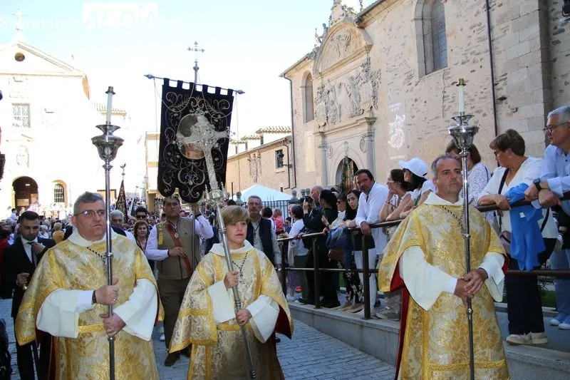 Foto 15 - Santa Teresa camina entre una marea de fieles: procesi&oacute;n de r&eacute;cord y sentimientos a flor de piel en Alba 