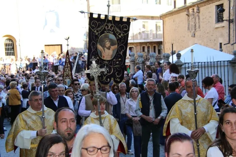 Foto 14 - Santa Teresa camina entre una marea de fieles: procesi&oacute;n de r&eacute;cord y sentimientos a flor de piel en Alba 