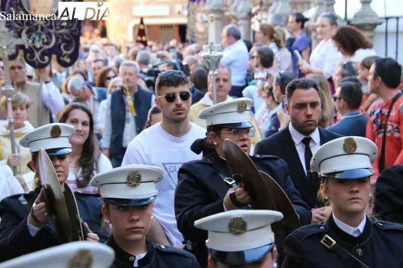 Foto 13 - Santa Teresa camina entre una marea de fieles: procesi&oacute;n de r&eacute;cord y sentimientos a flor de piel en Alba 