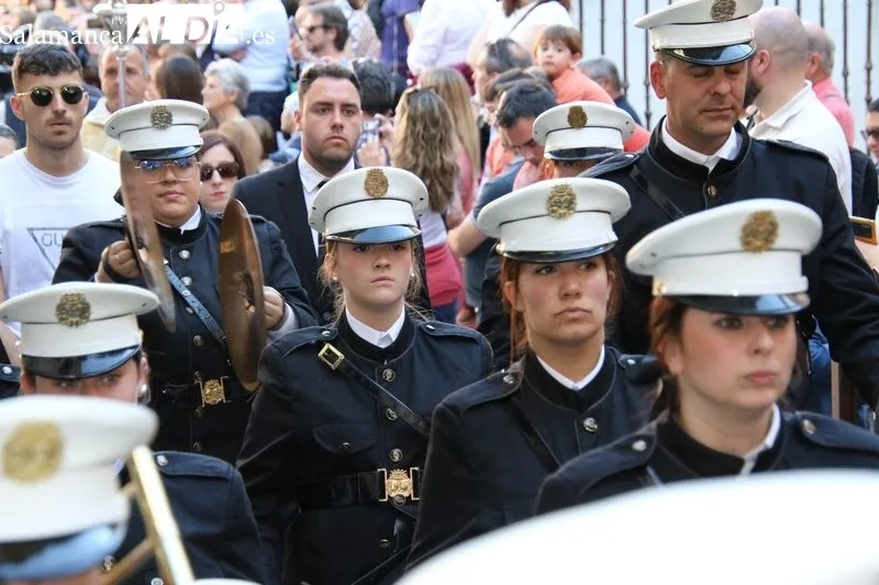 Foto 12 - Santa Teresa camina entre una marea de fieles: procesi&oacute;n de r&eacute;cord y sentimientos a flor de piel en Alba 