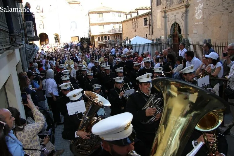 Foto 11 - Santa Teresa camina entre una marea de fieles: procesi&oacute;n de r&eacute;cord y sentimientos a flor de piel en Alba 