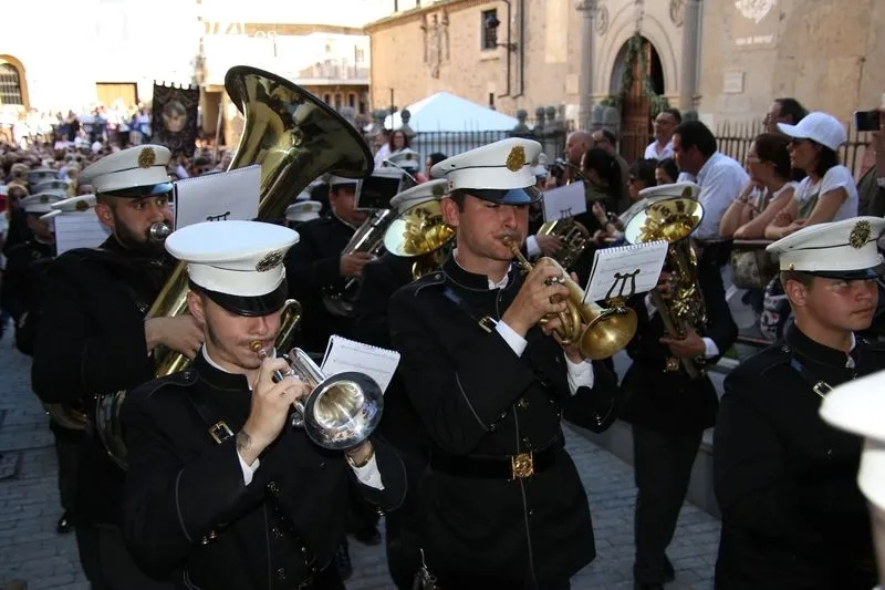 Foto 10 - Santa Teresa camina entre una marea de fieles: procesi&oacute;n de r&eacute;cord y sentimientos a flor de piel en Alba 