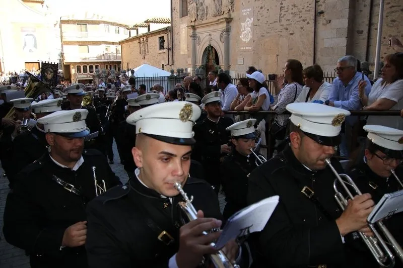 Foto 9 - Santa Teresa camina entre una marea de fieles: procesi&oacute;n de r&eacute;cord y sentimientos a flor de piel en Alba 