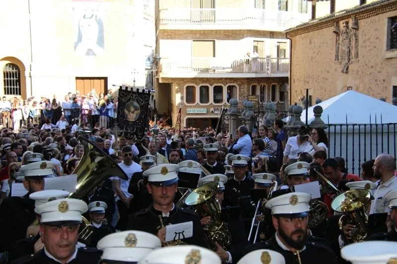 Foto 8 - Santa Teresa camina entre una marea de fieles: procesi&oacute;n de r&eacute;cord y sentimientos a flor de piel en Alba 