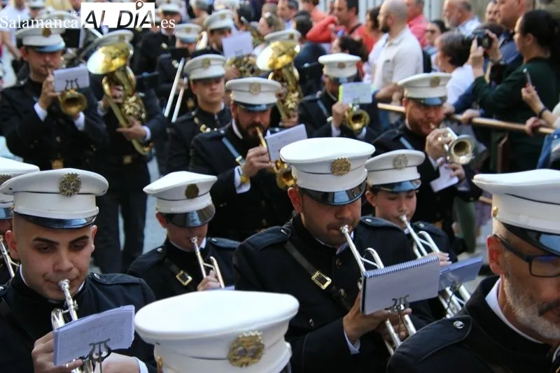 Foto 7 - Santa Teresa camina entre una marea de fieles: procesi&oacute;n de r&eacute;cord y sentimientos a flor de piel en Alba 