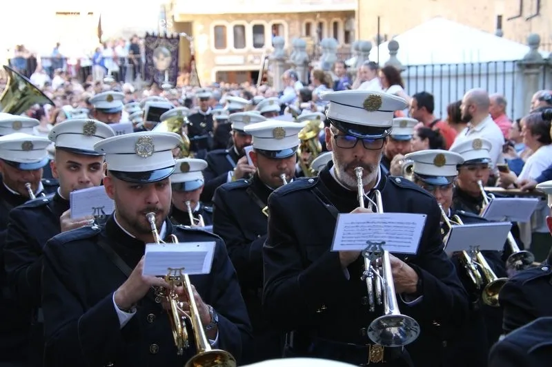 Foto 6 - Santa Teresa camina entre una marea de fieles: procesi&oacute;n de r&eacute;cord y sentimientos a flor de piel en Alba 