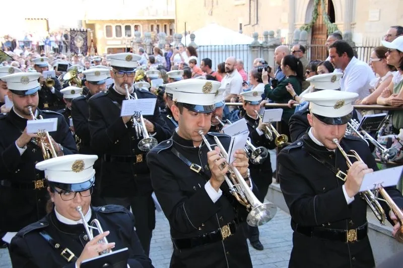 Foto 5 - Santa Teresa camina entre una marea de fieles: procesi&oacute;n de r&eacute;cord y sentimientos a flor de piel en Alba 