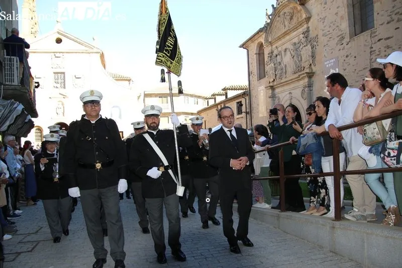 Foto 4 - Santa Teresa camina entre una marea de fieles: procesi&oacute;n de r&eacute;cord y sentimientos a flor de piel en Alba 
