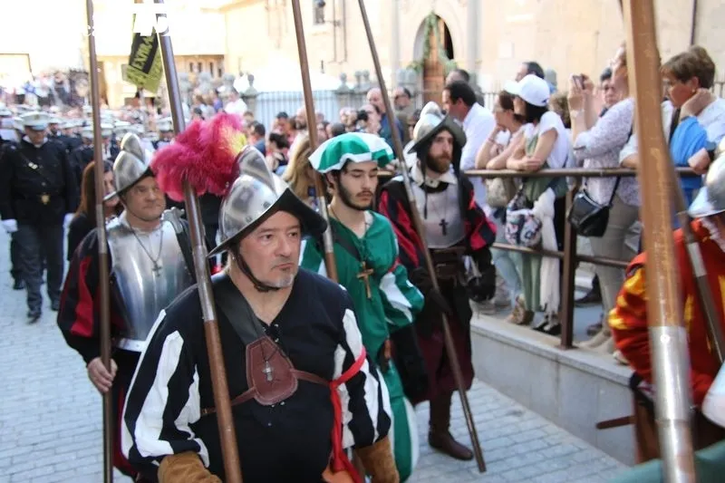 Foto 3 - Santa Teresa camina entre una marea de fieles: procesi&oacute;n de r&eacute;cord y sentimientos a flor de piel en Alba 