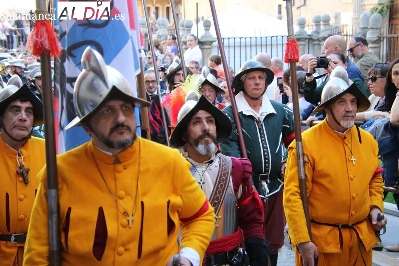 Foto 2 - Santa Teresa camina entre una marea de fieles: procesi&oacute;n de r&eacute;cord y sentimientos a flor de piel en Alba 