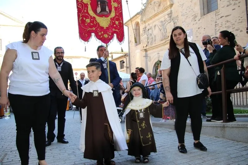 Santa Teresa camina entre una marea de fieles: procesión de récord y sentimientos a flor de piel en Alba | Imagen 2