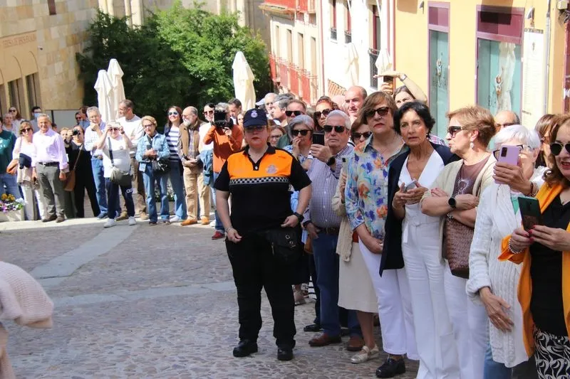 Foto 11 - V&Iacute;DEO y FOTOS | Un tesoro en procesi&oacute;n: la urna de plata de Santa Teresa procesiona por primera vez en la historia de Alba