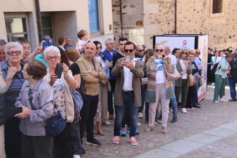 Foto 10 - V&Iacute;DEO y FOTOS | Un tesoro en procesi&oacute;n: la urna de plata de Santa Teresa procesiona por primera vez en la historia de Alba
