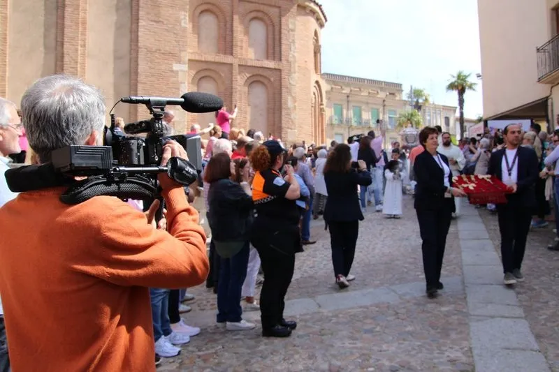 Foto 9 - V&Iacute;DEO y FOTOS | Un tesoro en procesi&oacute;n: la urna de plata de Santa Teresa procesiona por primera vez en la historia de Alba